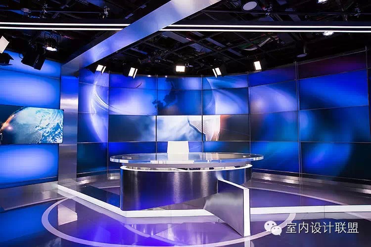 背景的led墙照亮演播台和天花板,演播室有高度灵活性,大部分背景墙