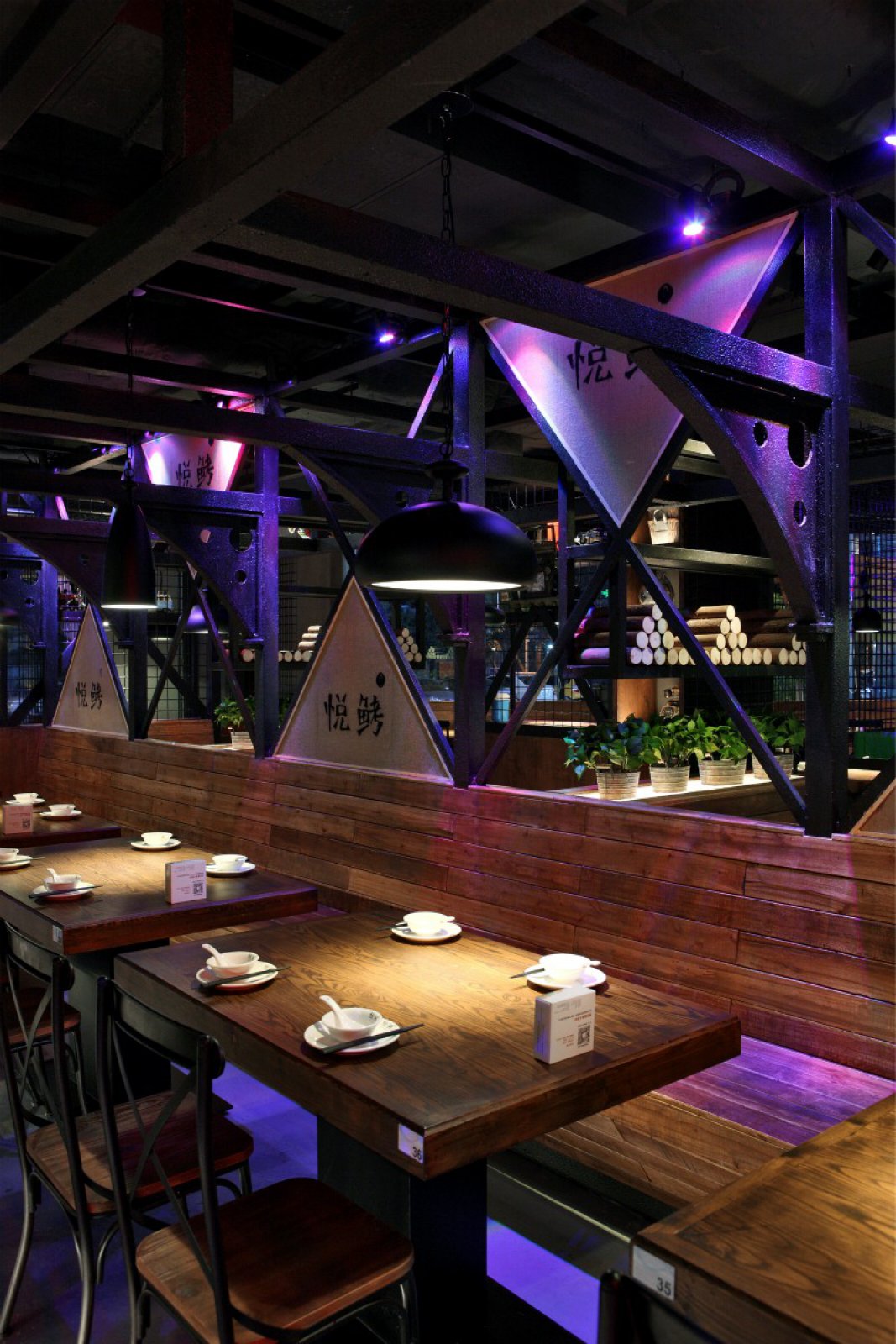 艺作问鼎丨【悦鲓】一间做烤鱼的吧现代工业风