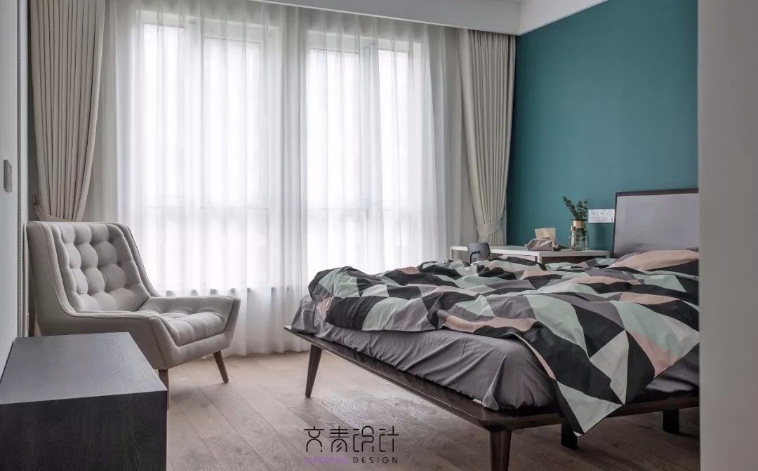 床尾放置一张单人沙发
