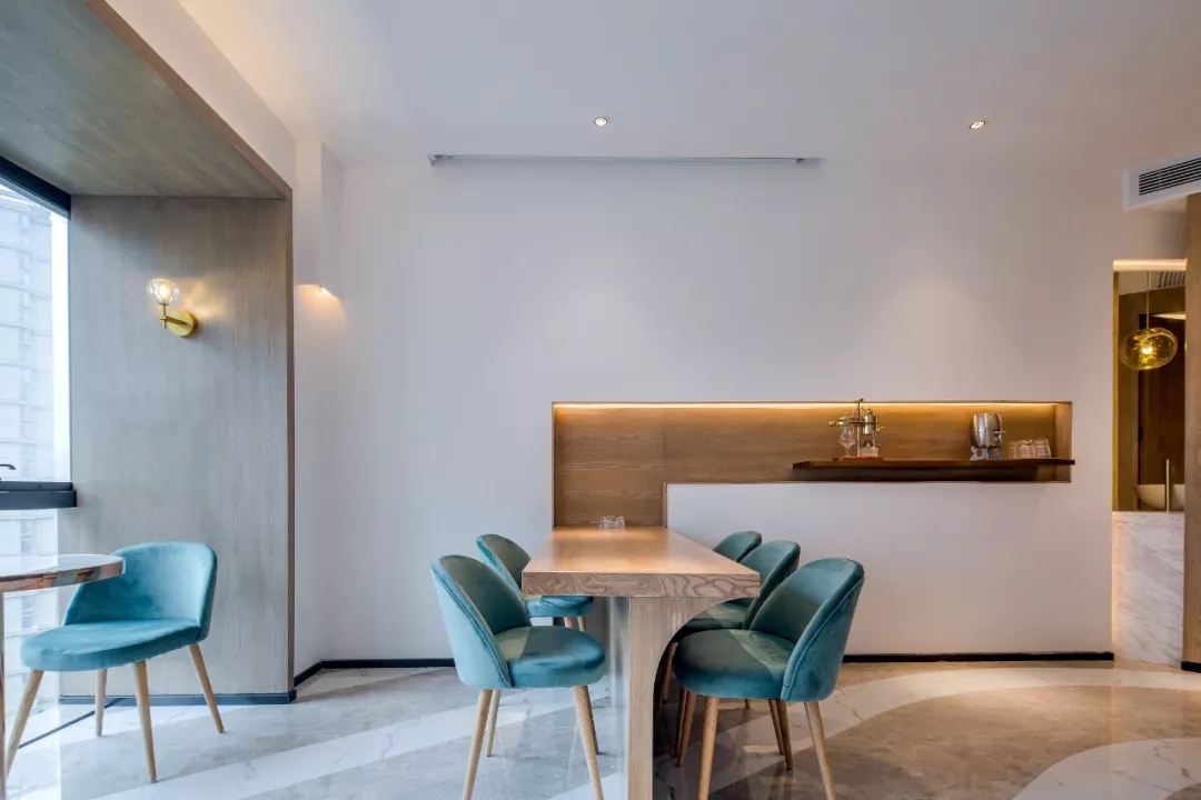 灵动的体块关系和光影,让一种自在自如的情绪徜徉于空间之中.