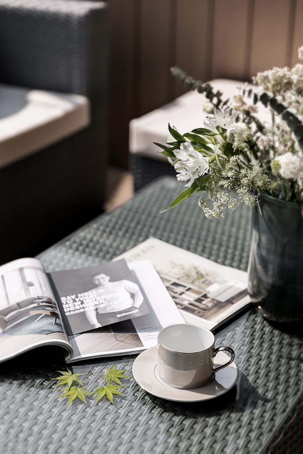 室外的小憩区域.阳光明媚的午后,一杯咖啡一本书,静享惬意时光.
