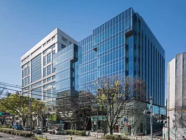 美术馆位于东京市中心,设计的主题之一是采用独特的屋顶设计来融合内部空间与花园。通过大面积通透的玻璃,视野向花园完全打开,室内展示空间与室外花园成为一个整体。 环绕于青翠的花园之中,成排竹子掩映的路径独具特色,根津美术馆着力创造一个兼具精神性和艺术性的空间,为喧嚣忙碌都市中的人们提供一个喘息的机会。 PRADA青山店 赫尔佐格+德梅隆 他们称这座建筑为规划启动的设计。由于在规划上对建筑高度有种种规定,设计师便以各个角度的高度控制线为切割线,将长方体的建筑顶面削出个不规则的五面体。通过这种方式,在