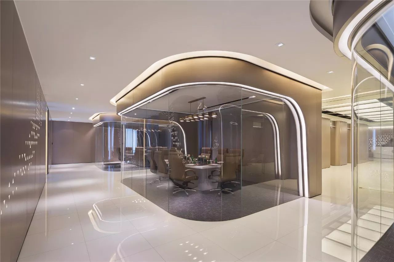 胡歌帅炸《猎场》爱办公,高大上公司究竟长啥