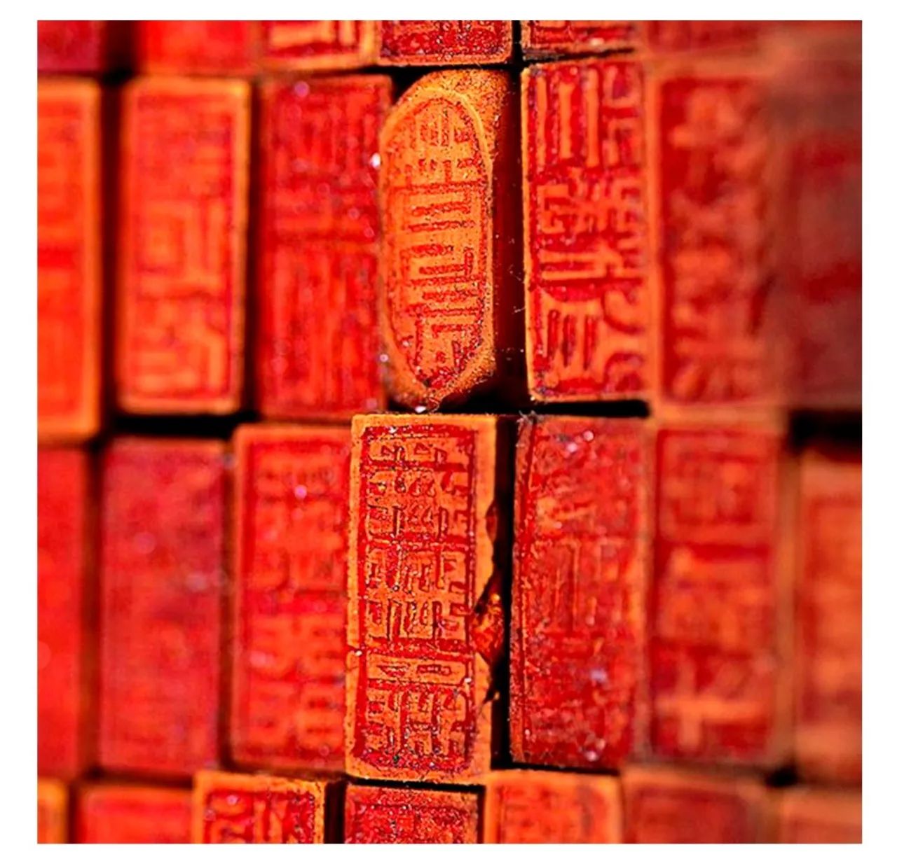中国红(又称绛色)是三原色中的大红