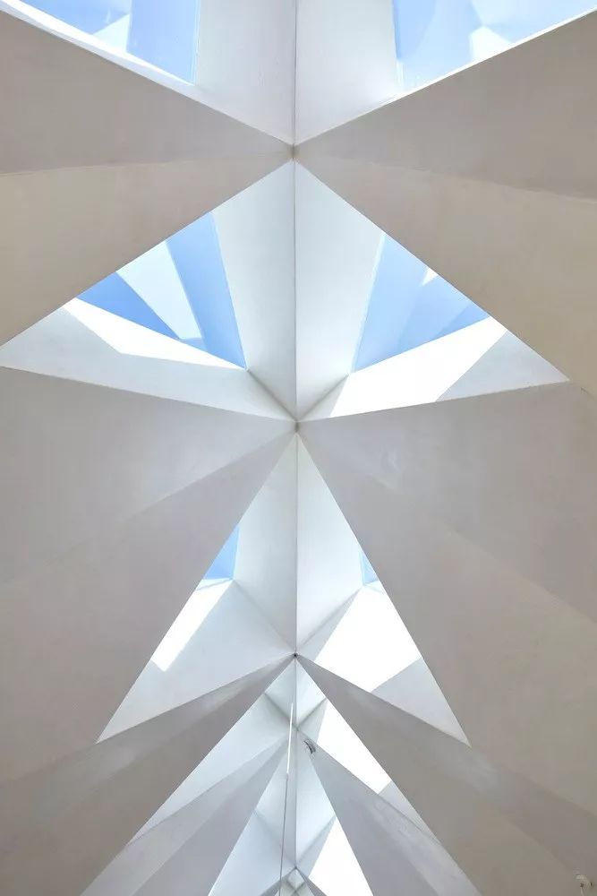教堂的建筑结构元素,如轴线,前厅,帆拱和正厅,被改造成类似的住宅空间