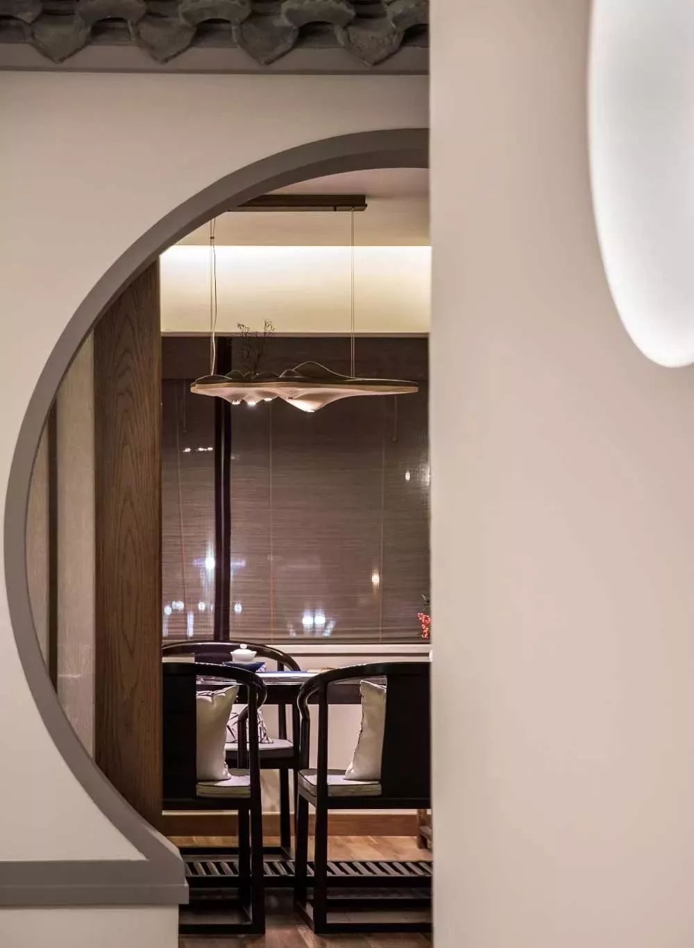 一幅挂画,几块拙石等每一个细节陈设, 都要经过用心挑选, 最终才能