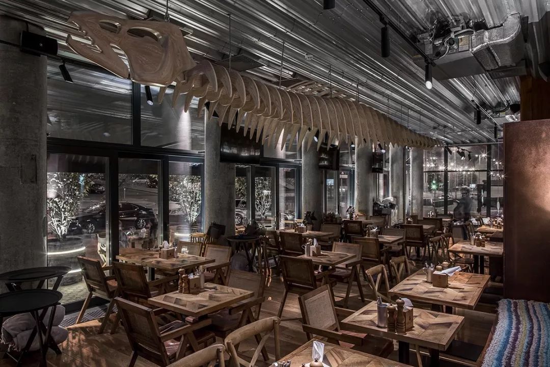 旧船舱,是餐厅总体概念的反映,为室内提供了设计灵感.