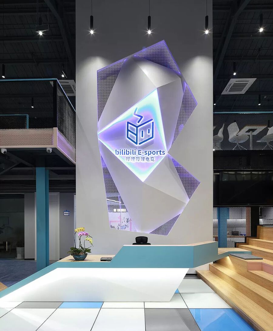 塑造9米高的具有未来雕塑造型艺术感的logo背景墙
