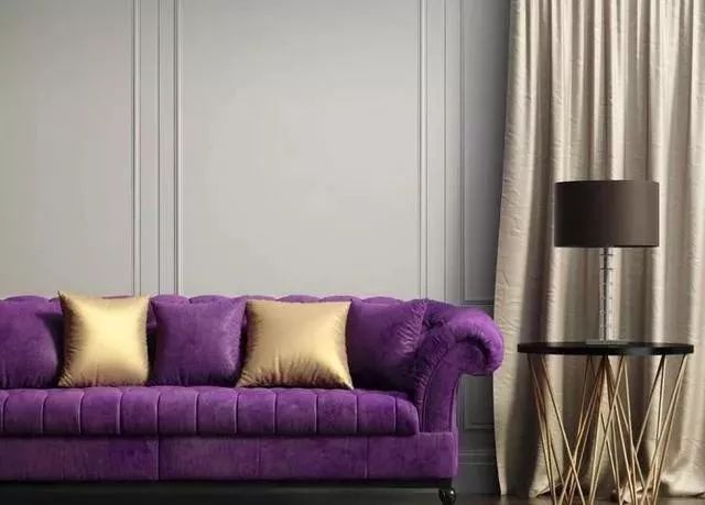 紫色的沙发搭配米色窗帘