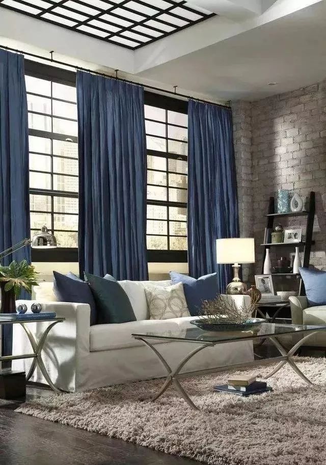 米白沙发搭配藏蓝窗帘