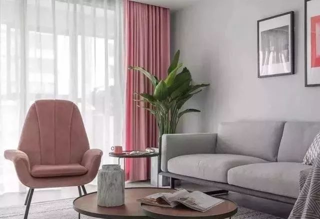 灰色沙发搭配粉色窗帘