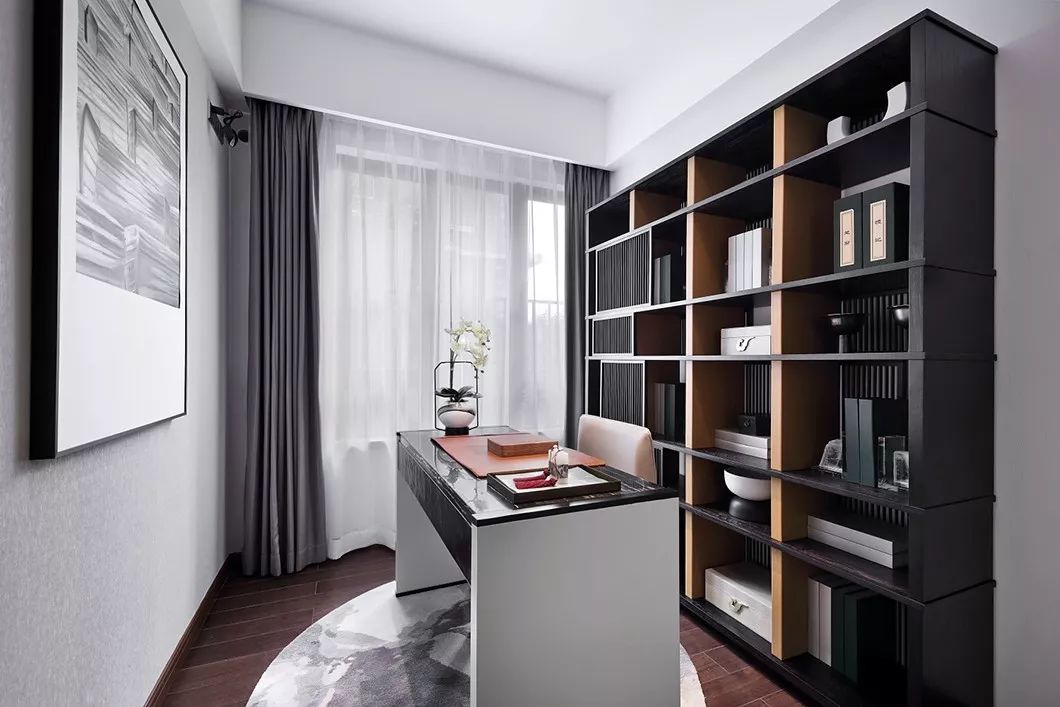书房：灰色窗帘与高档实木书柜