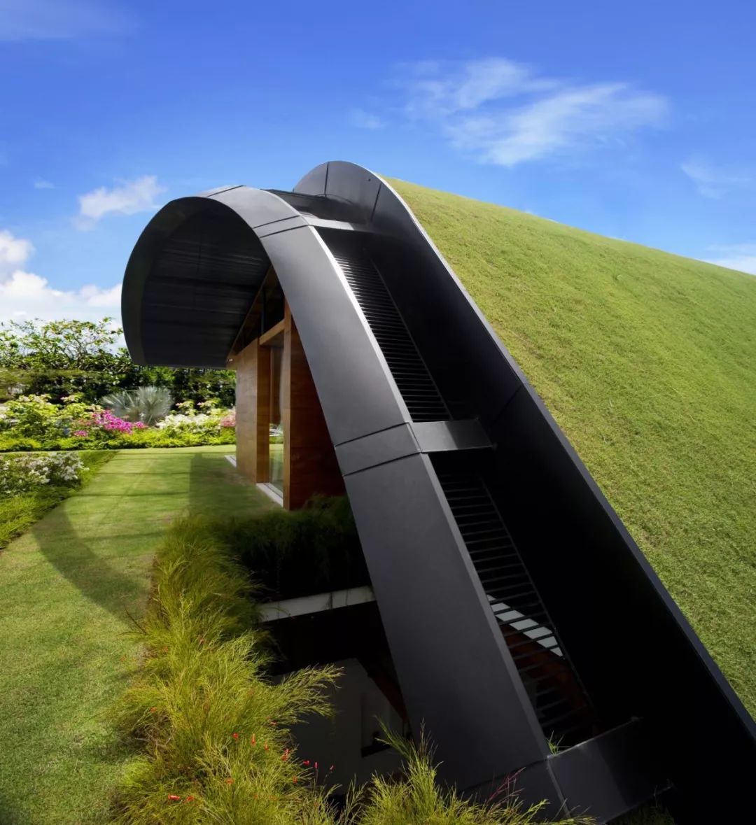 这栋绿色住宅建筑师采用了环保和资源高效的工艺设计,从外部到室内