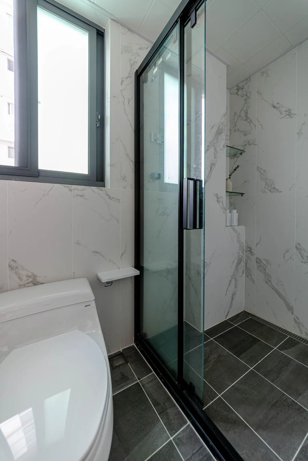 淋浴房买的三联动推拉门,进淋浴区的空间更舒适.