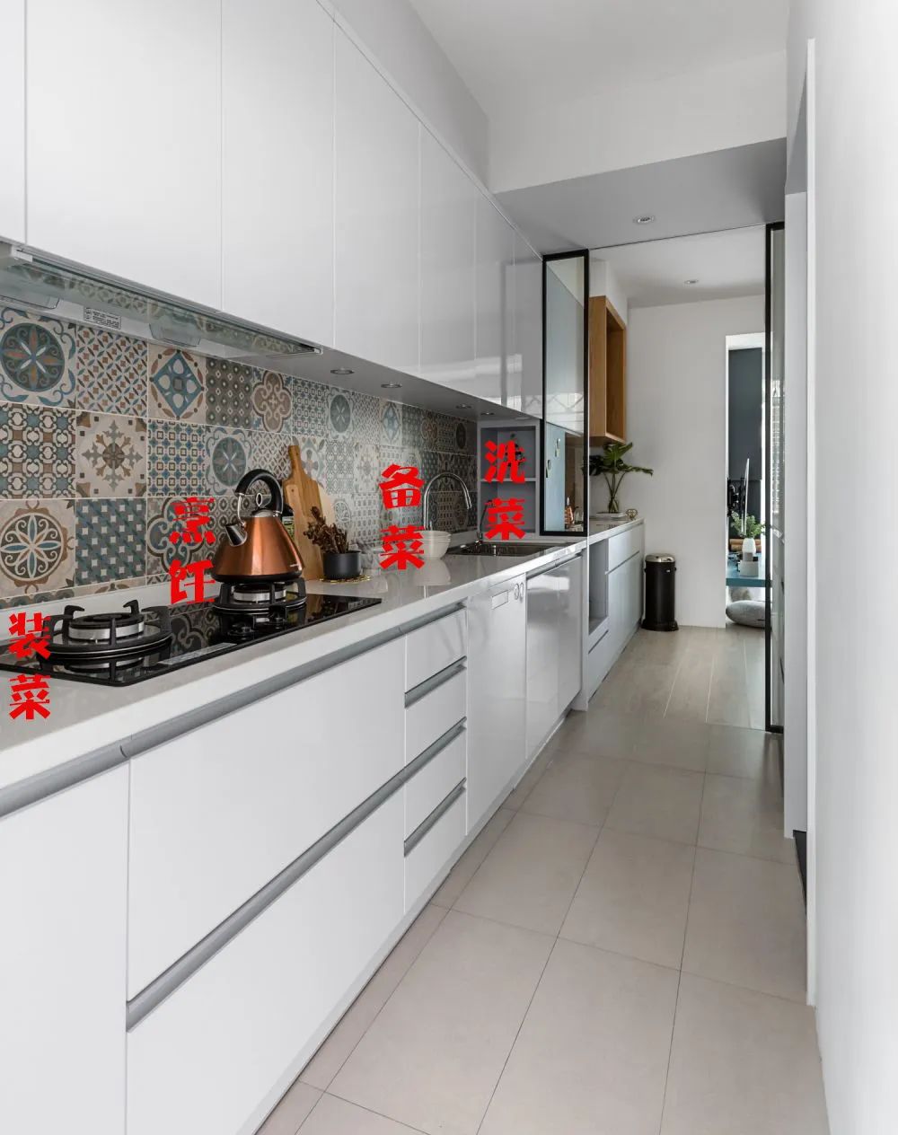 1,一字型橱柜 适合狭长型厨房空间.