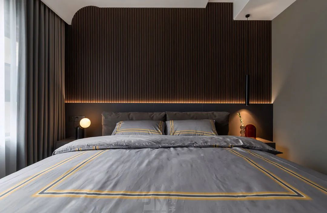 床头背景墙木质格栅与肤感灰墙板,再配色氛围灯,更显质感.