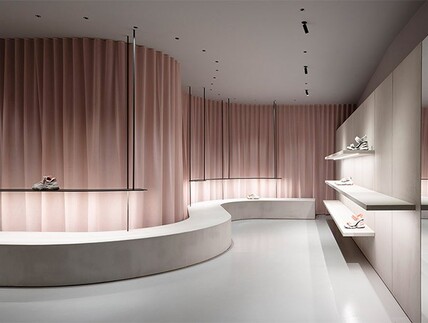ASH鞋店——浅粉色烂漫设计，兼具柔软与冷硬 | Francesc Rifé Studio