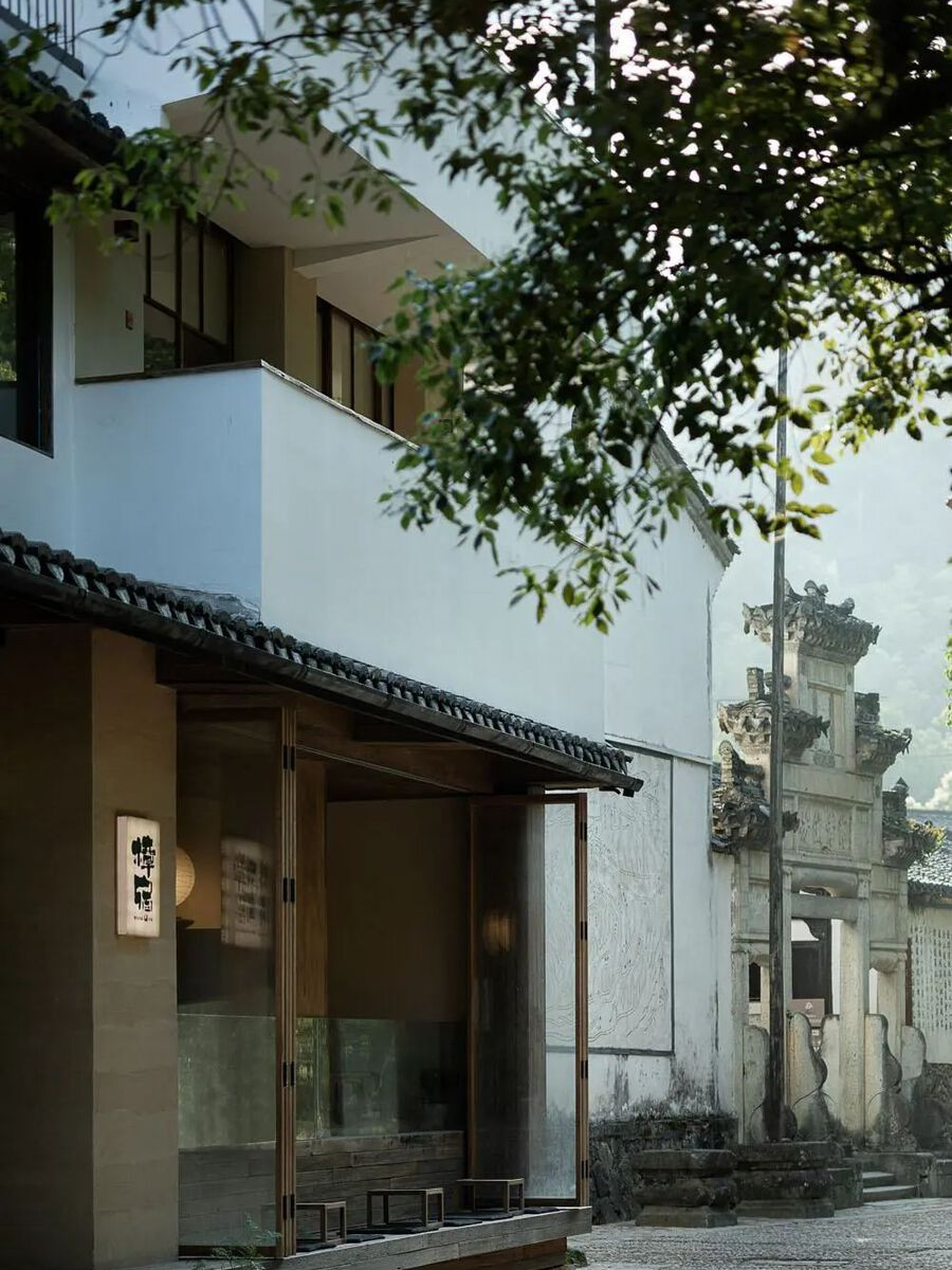 杭州时上建筑空间设计丨丽水千年樟树下的琉璃光影茶文化空间：丽水樟宿茶室