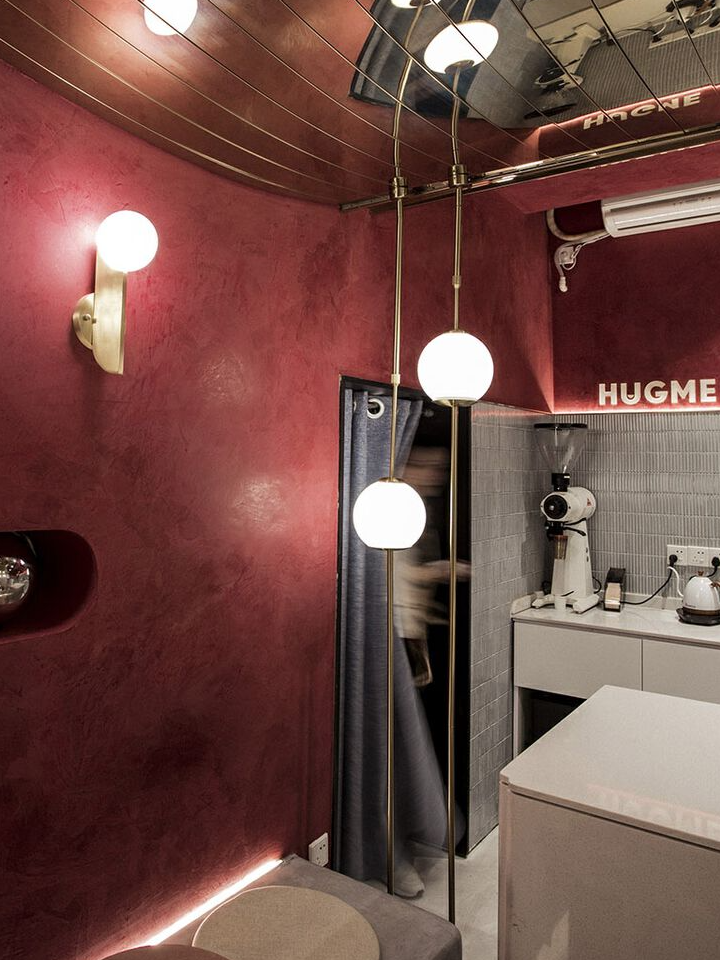 温暖的红色色调和香槟金色的镜面天花板，上海HUGME咖啡厅 | 南京线状建筑设计
