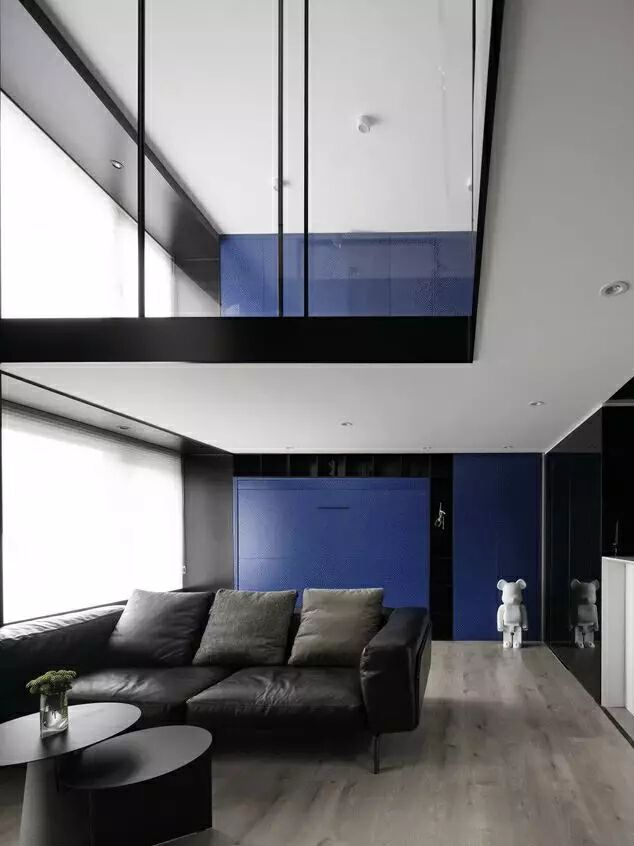36㎡“极简豪宅”？异形透明墙、隐身电视机、挑空楼梯！ | 上海费弗空间设计