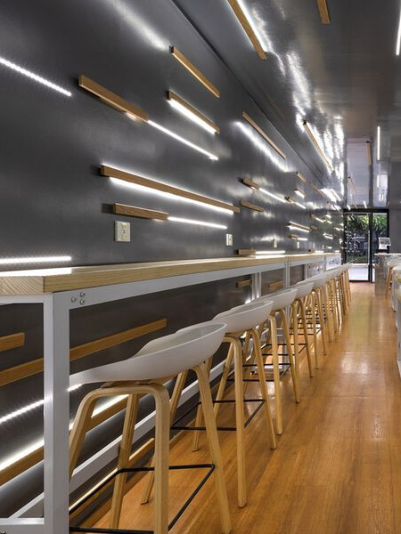 环氧树脂漆创造的反射与发光感的空间界面，苏州夹缝里的捞饭餐厅 | 平介设计
