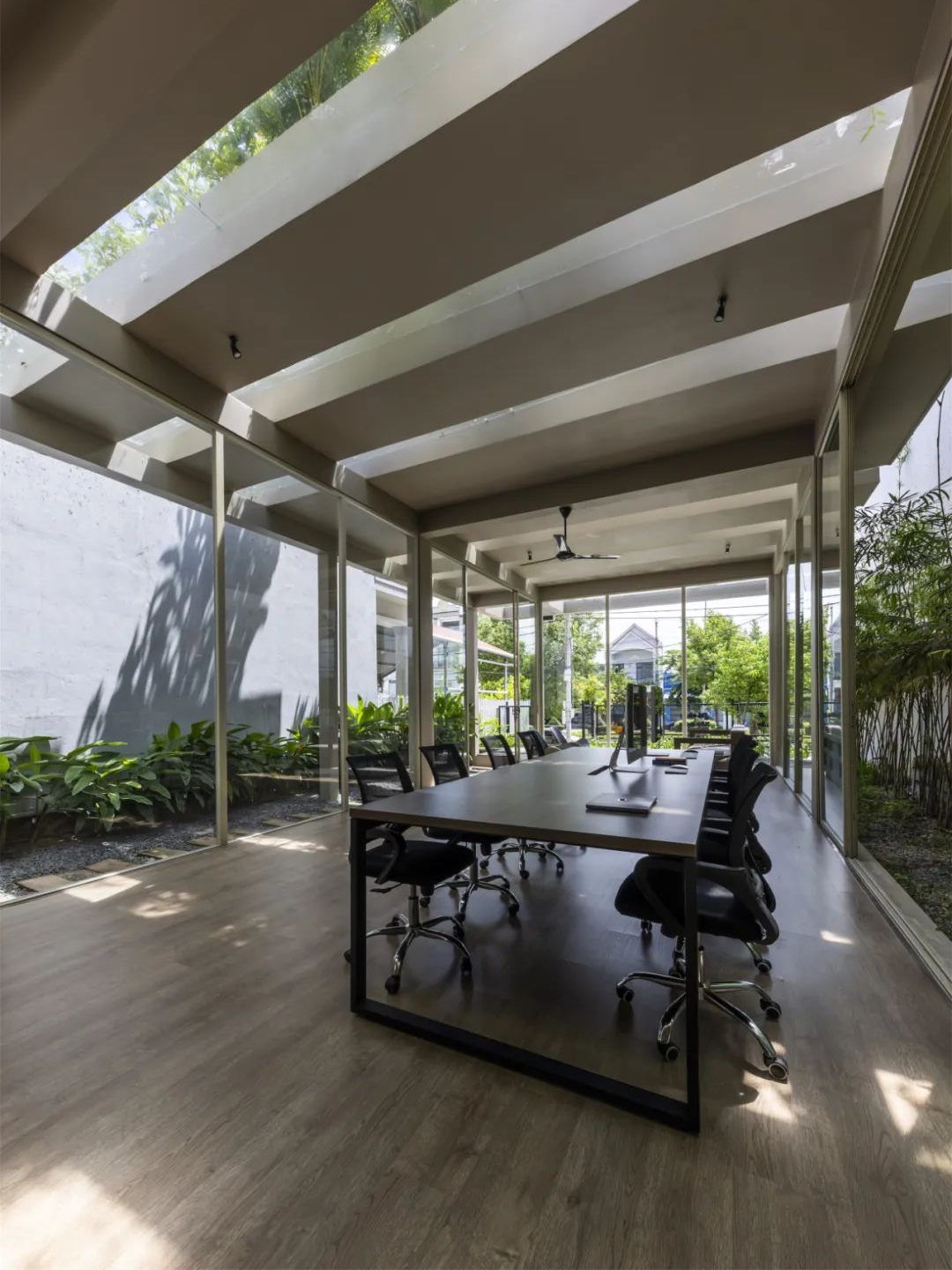 Pham Huu Son Architects丨绿色办公体验空间