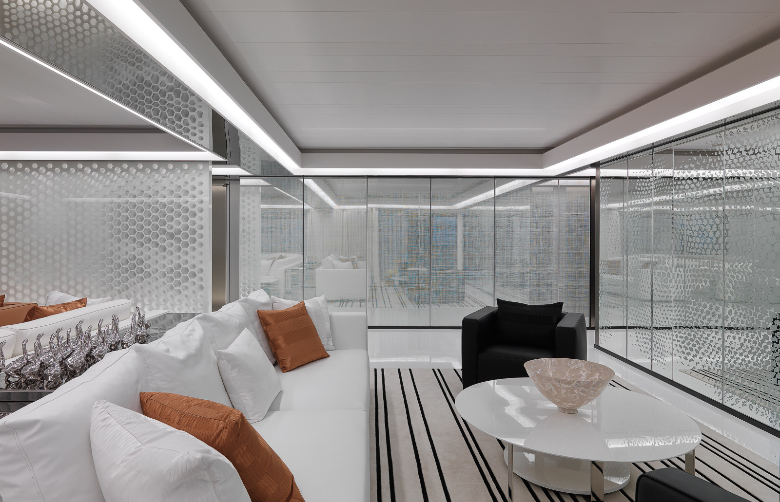 公共空间以六角隔屏界定场域关系,前后黑,白流动墙面平衡空间重量感