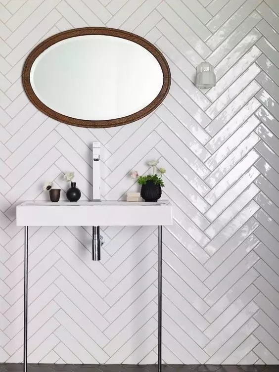 满墙都要铺上面包砖/小白砖,也可以只铺一两面墙,而其它墙面用防水漆