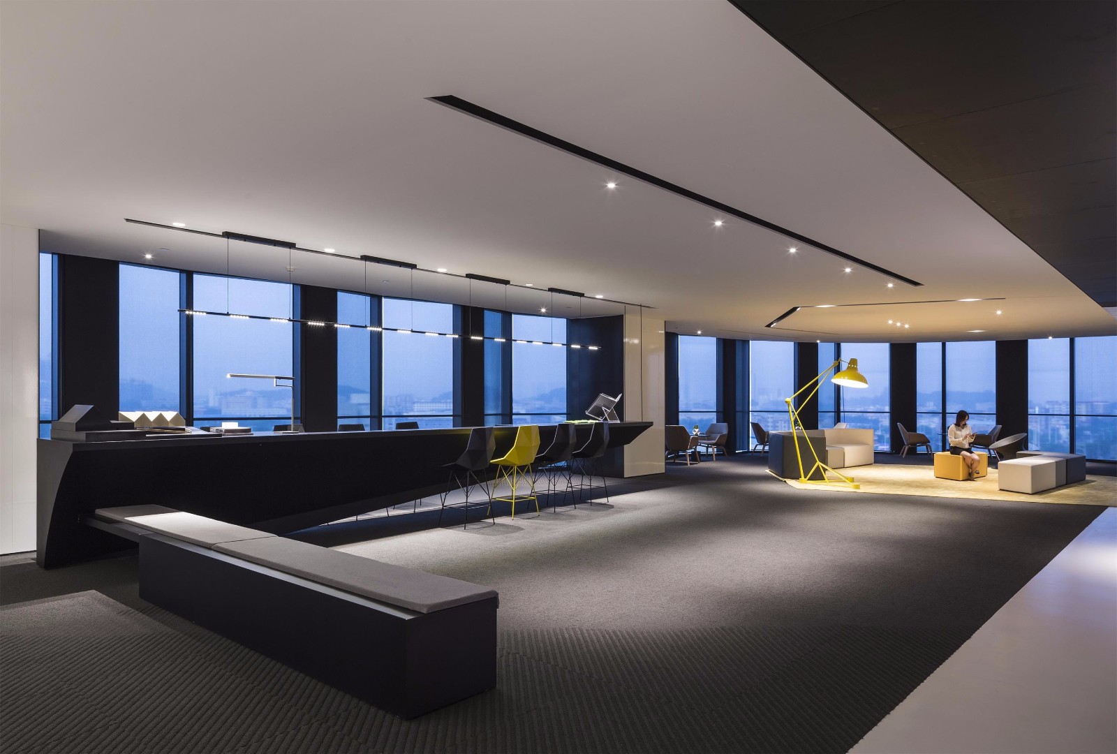 布置前台"说"不",反而见到从地面"长出"悬空而具有力量的吊臂型水吧台