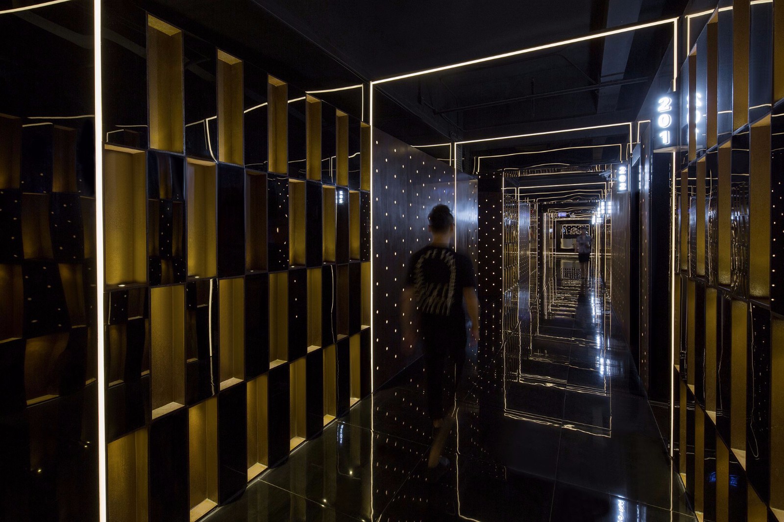 "悬浮"/ 深圳自由空间ktv总店改造项目