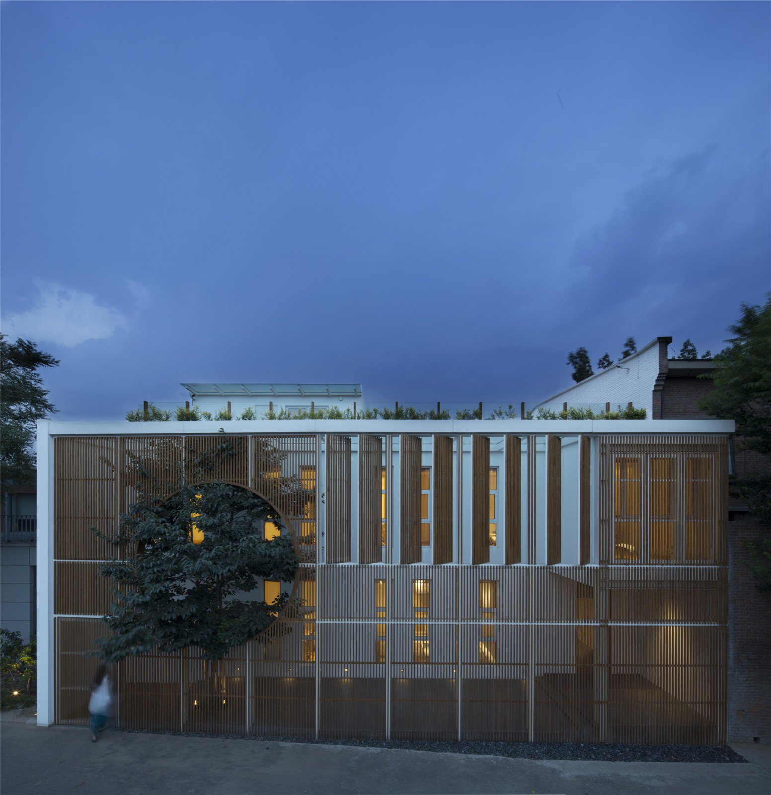 建筑外观,新增设的竹钢外立面,赋予原建筑新的气质