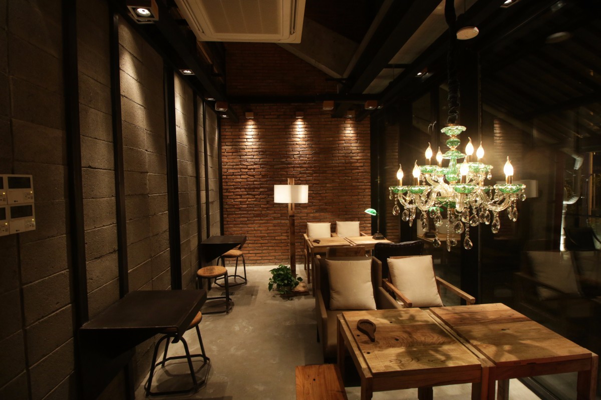 东南亚风格的灯饰,搭配形式各异的座椅,让顾客体验咖啡文化新理念,让
