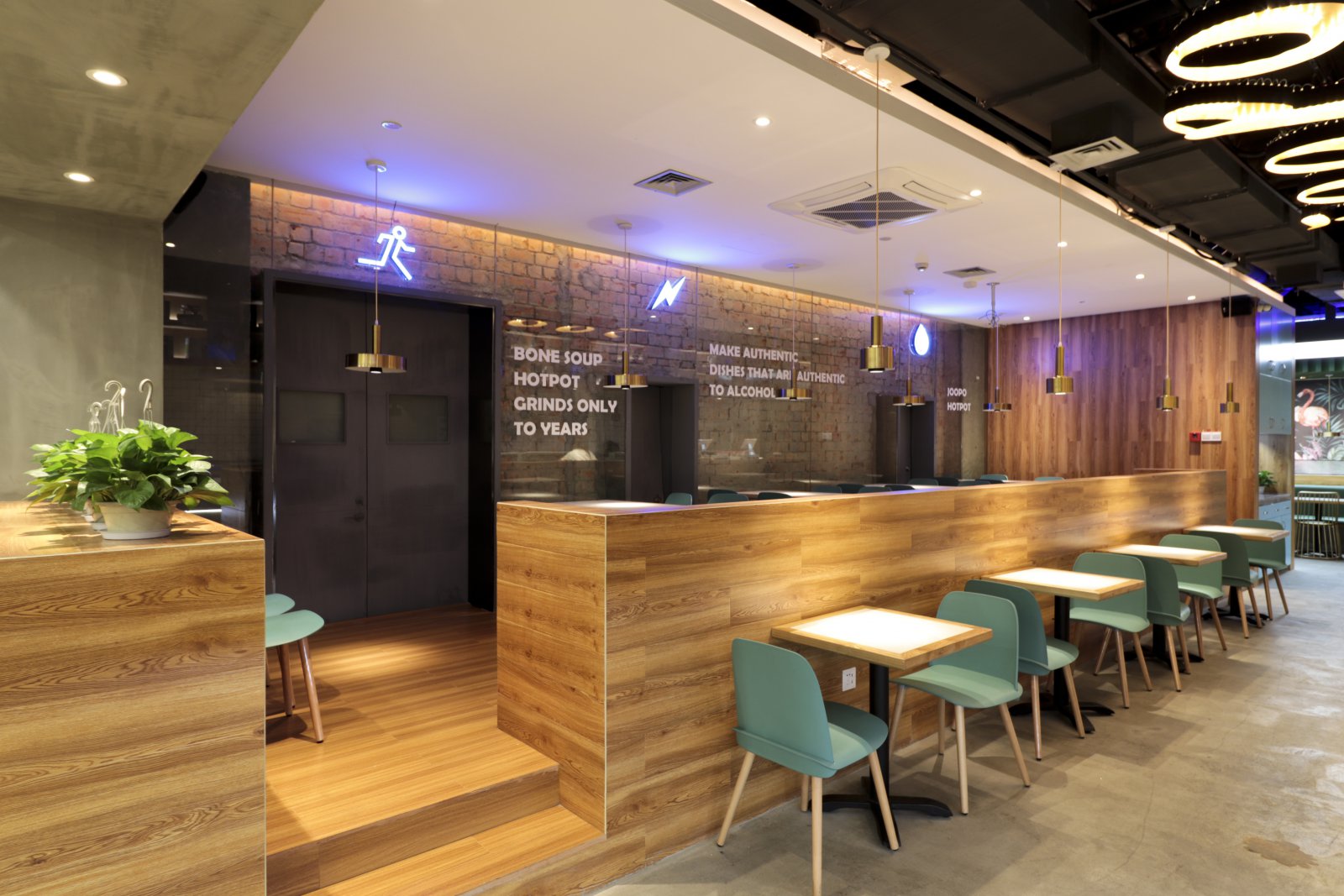 项目名称:杭州吉阿婆麻辣烫餐厅 项目面积:180㎡ 项目材料:水泥自流平