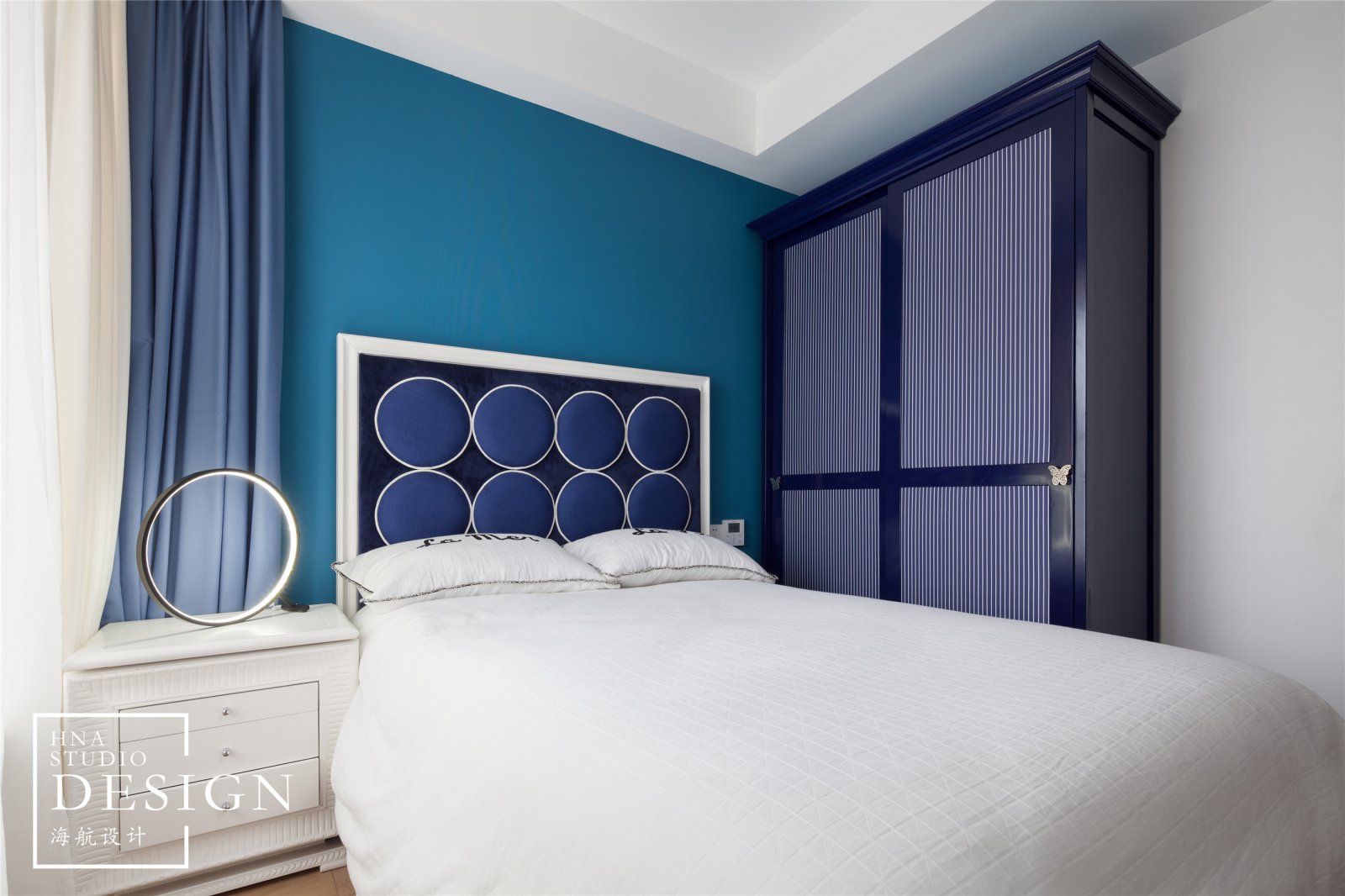 儿童房蓝色调的家具及墙面的颜色是女主人精心所选,跳跃,灵动,犹如