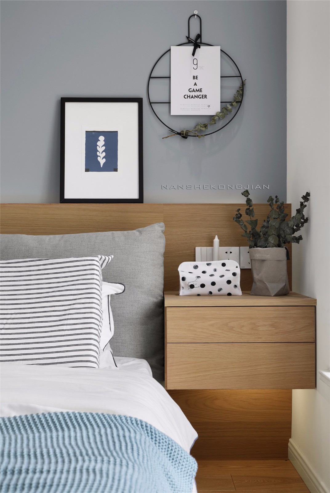 床头一角,灰色与原木的组合,温暖柔和.