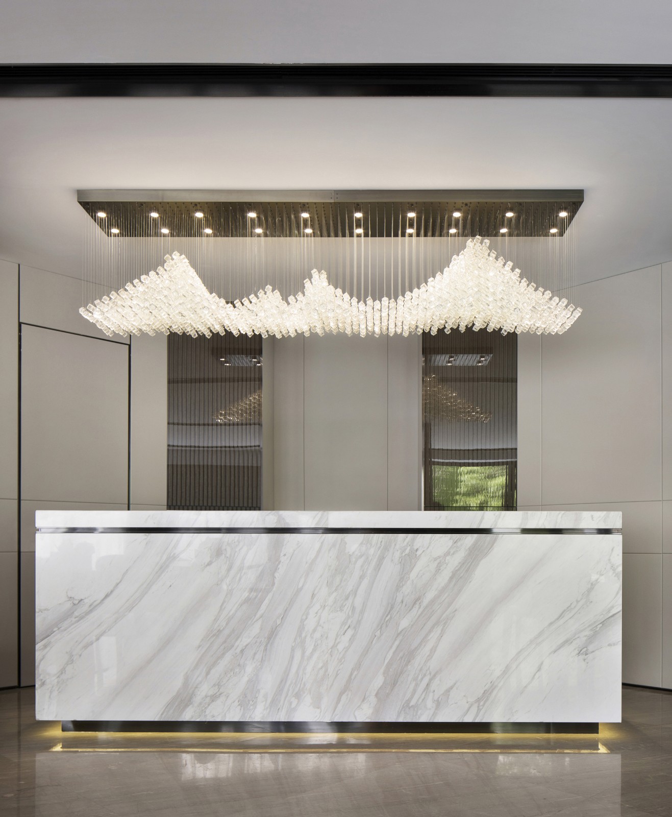 洽谈区设有独立区间和吧台,以色调沉稳的不锈钢和光面直纹树脂板材质