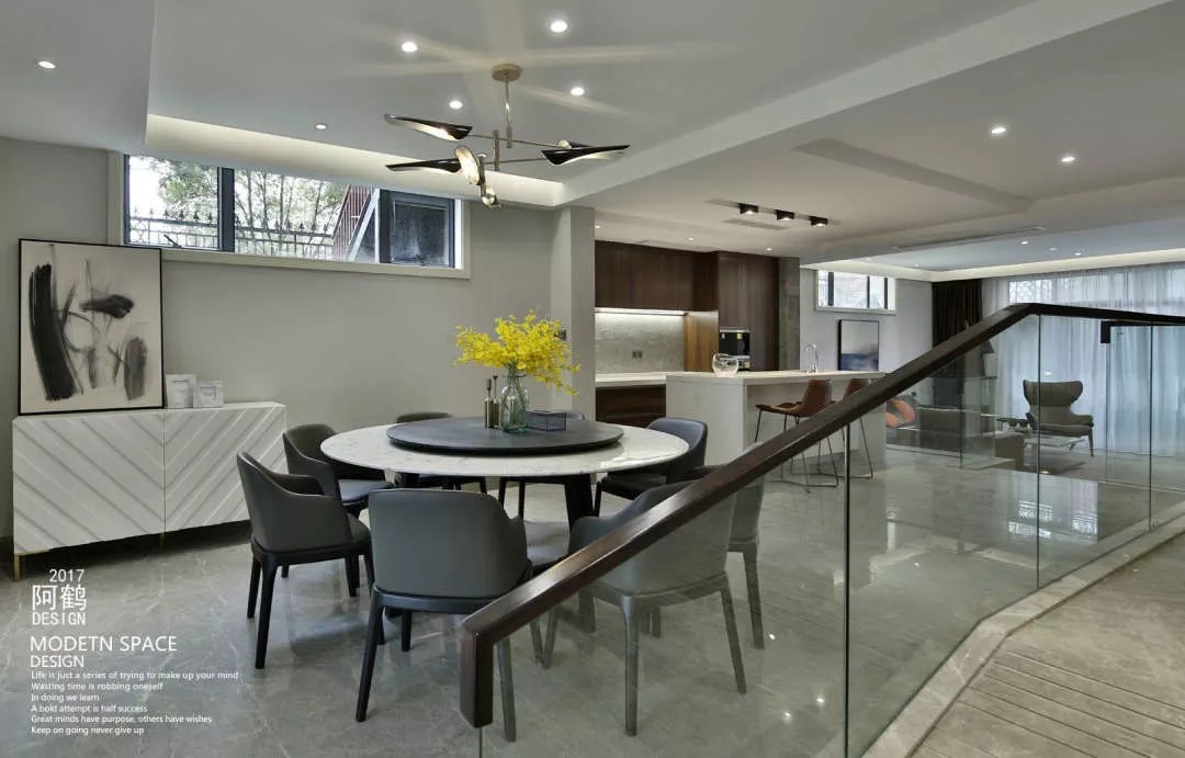 客厅中间的一堵墙竟然是电视机绝佳的摆放位置?| 阿鹤设计