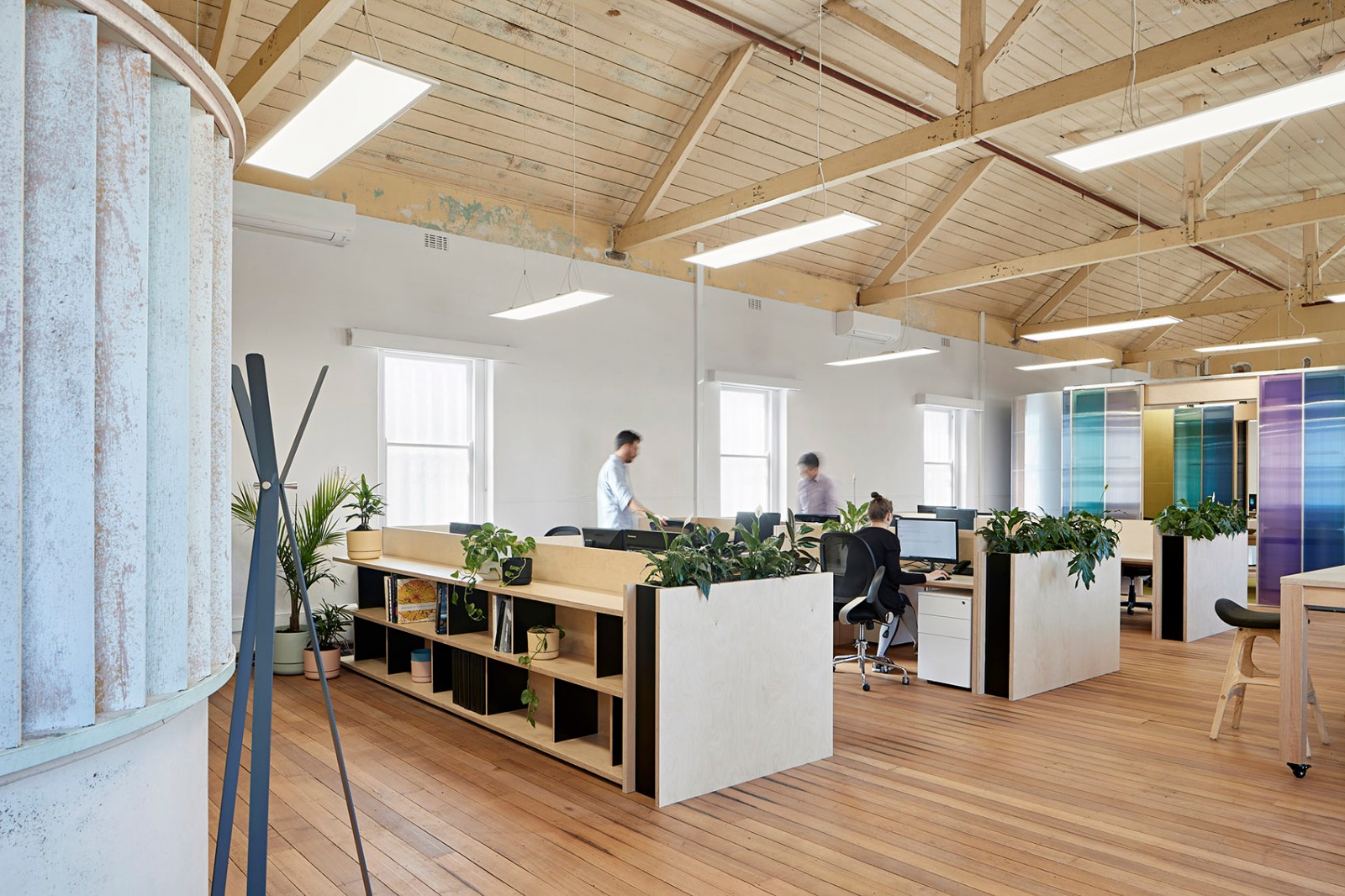 紧张预算下的办公室改造,苏格兰polyglot办公室 | mcmahon and n