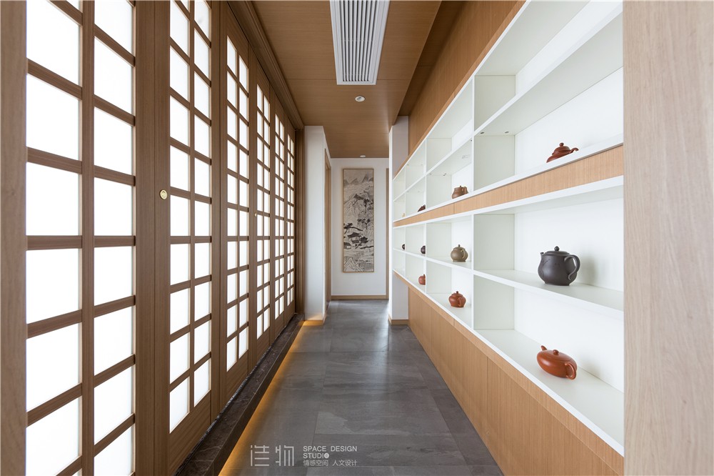 得天独厚的大江景书房,配以云山的挂画,屋主在书房韬光养晦的静谧中