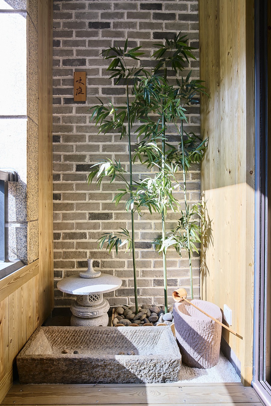 阳台 阳台铺设防腐木, 另一侧是洗衣区. 男主人爱在此摆弄山水小景.