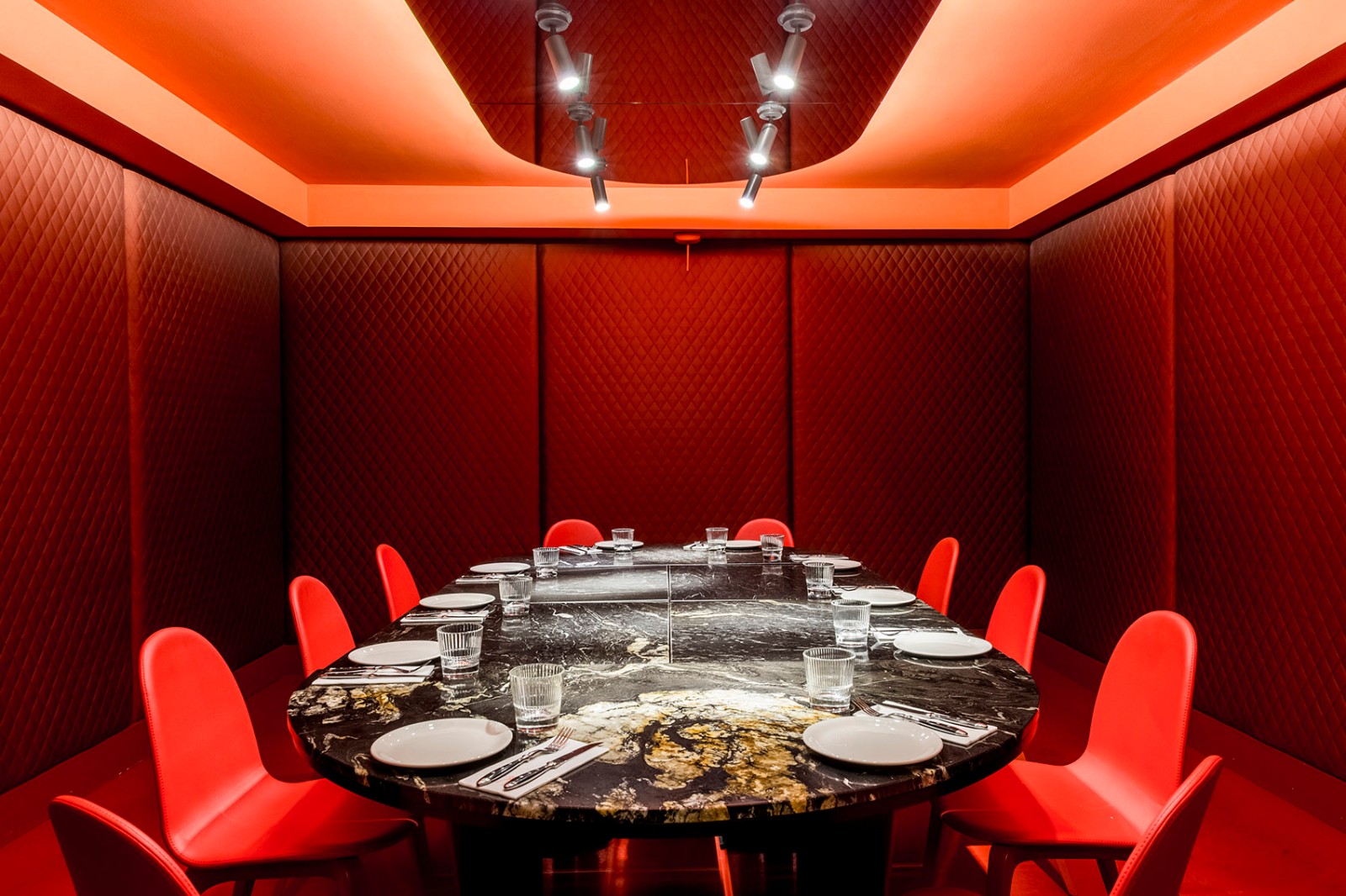 ▼红色包间-织物包裹墙壁