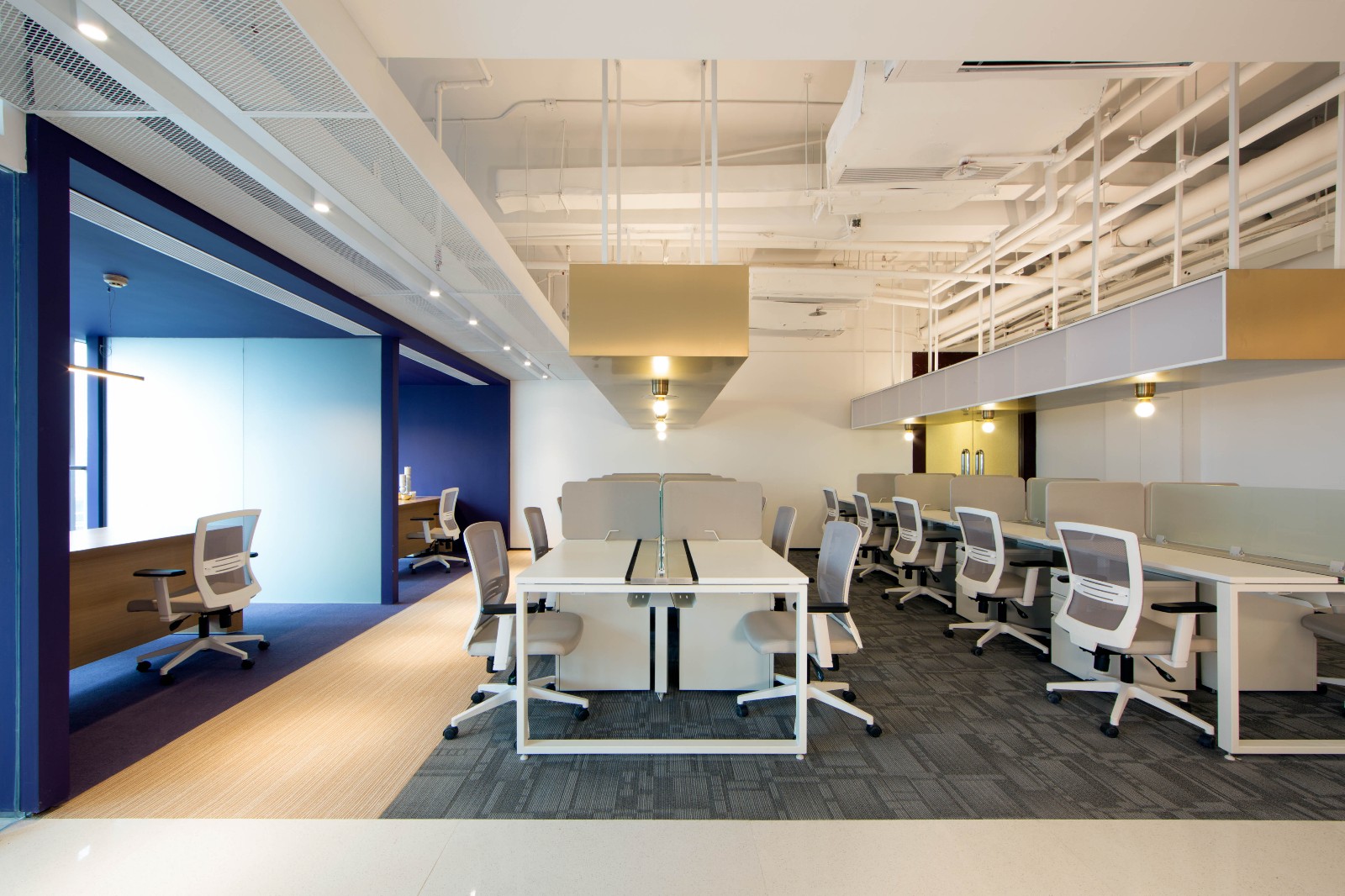 在剧场般的办公室里,上个班都像在看演出!