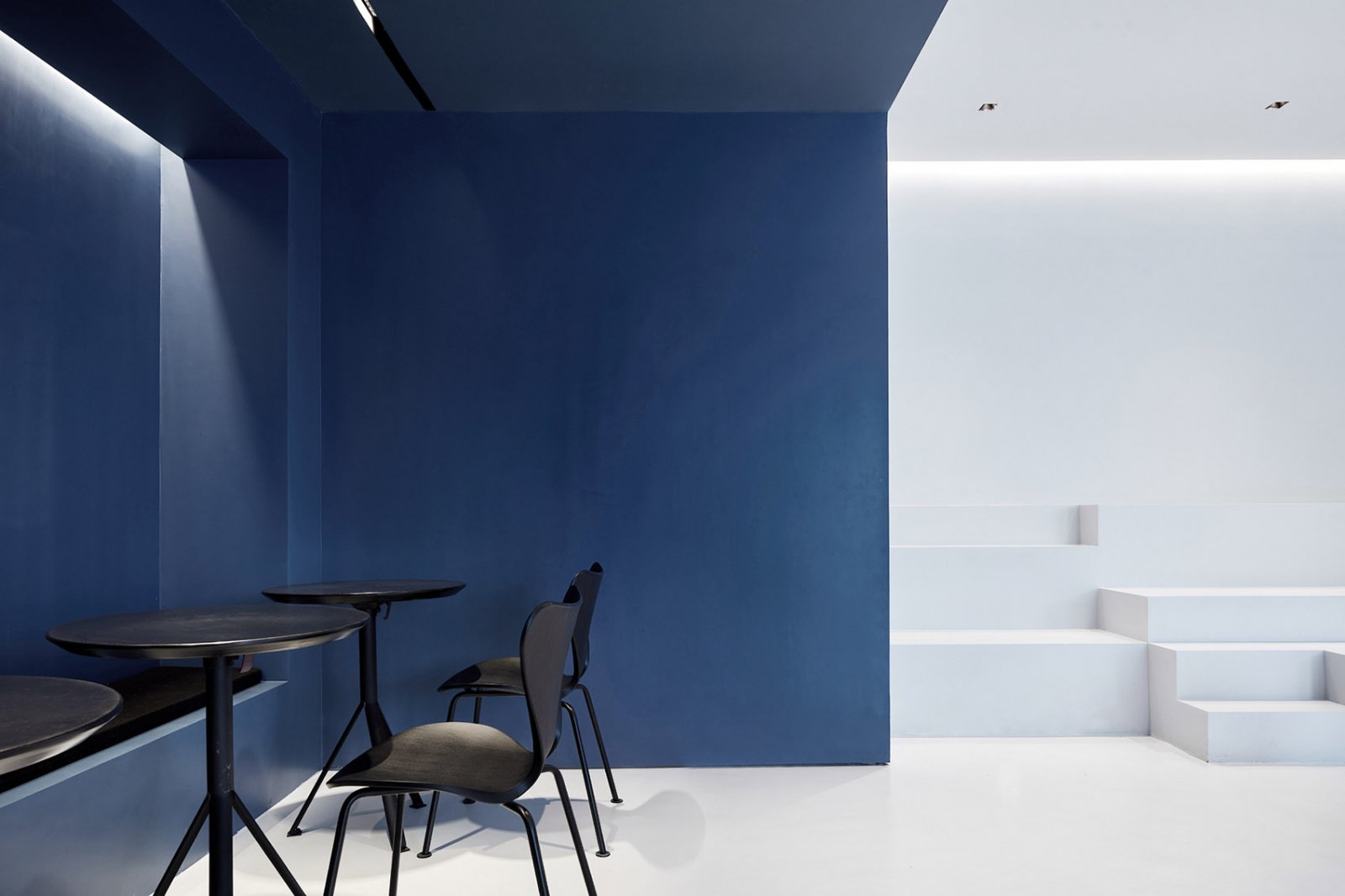 一半深蓝一半浅灰,ulucky甜品店 | 大成设计