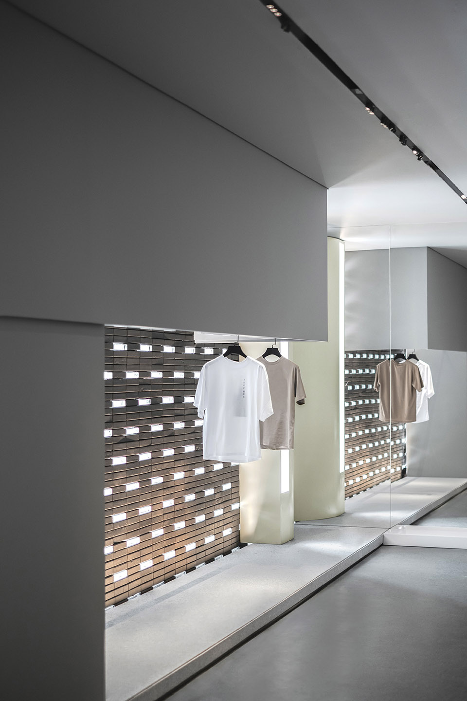 "打破"墙体,光从灰色砖墙中的玻璃砖透进来 | 元太室内设计