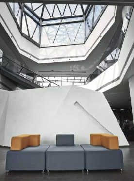 香港上市公司亿和企业深圳总部大楼，它的办公空间设计如何反映匠心与创新？  