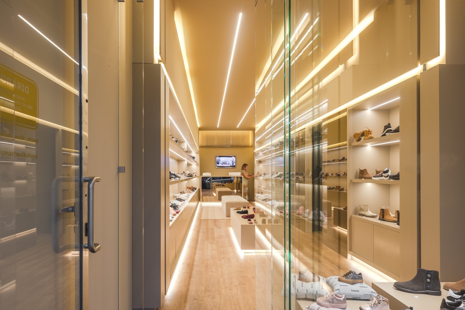 葡萄牙孔迪镇·65㎡smart walk品牌集合鞋店 | raulino silva