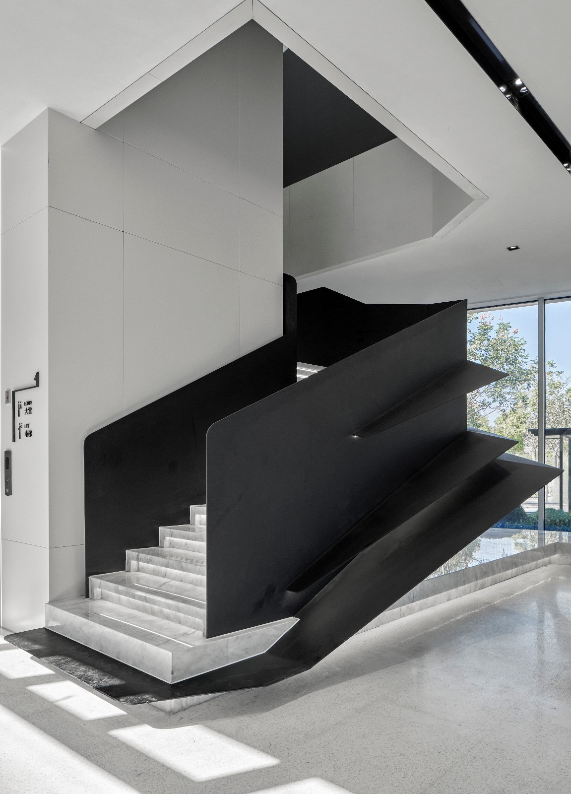 解锁多面折角,极简美学玩转硬核未来! | 曜年设计