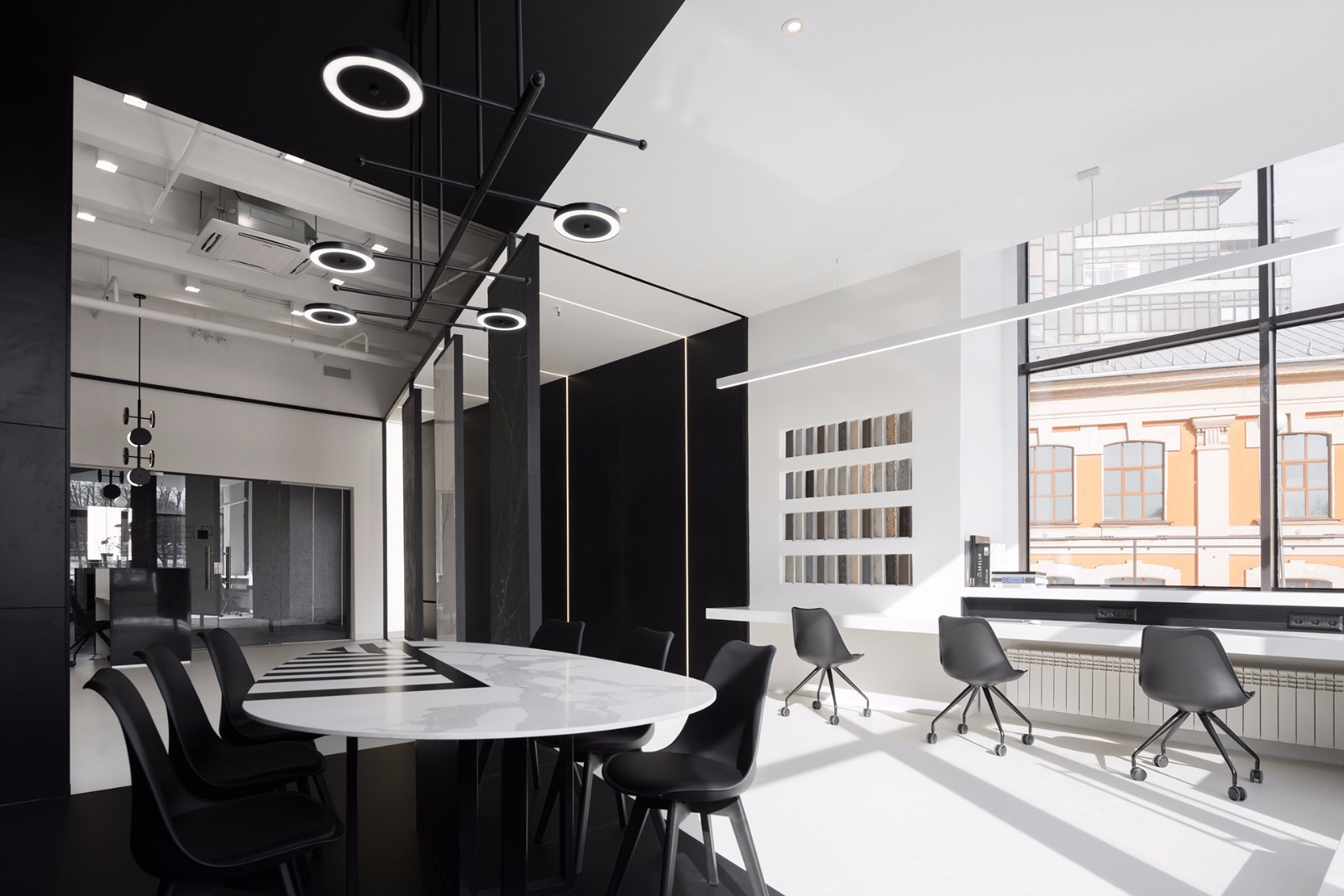 俄罗斯Archetype极简黑白陈列室办公室，这样设计才高级！ | Mors Architects