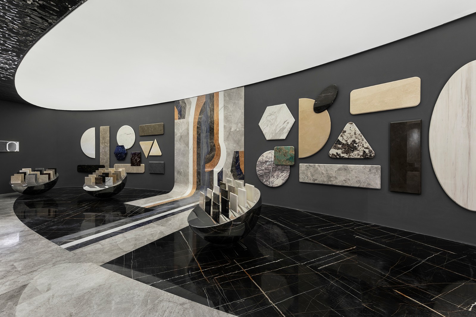 设计采用了较多的象征性分割,划分不同功能分区的同时保持着空间的