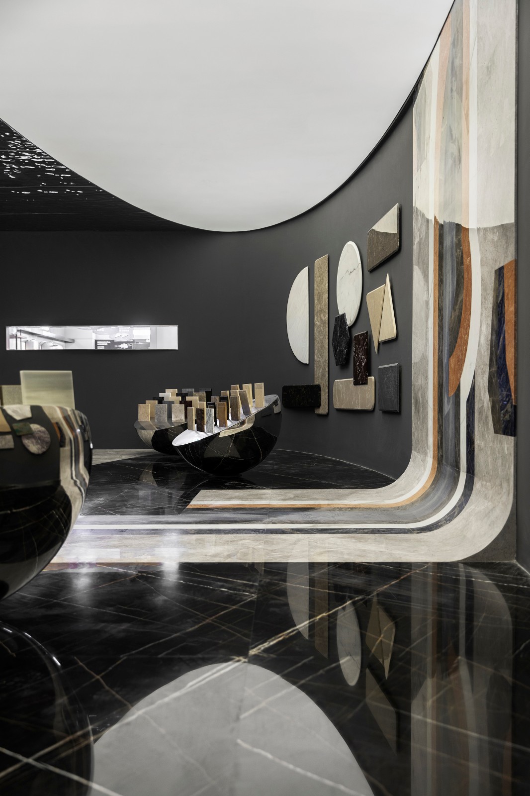 设计采用了较多的象征性分割,划分不同功能分区的同时保持着空间的